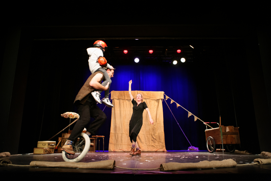 Image illustrant la version scene du spectacle. Un tours de piste en monocycle avec un spectacteur sur les epaules.